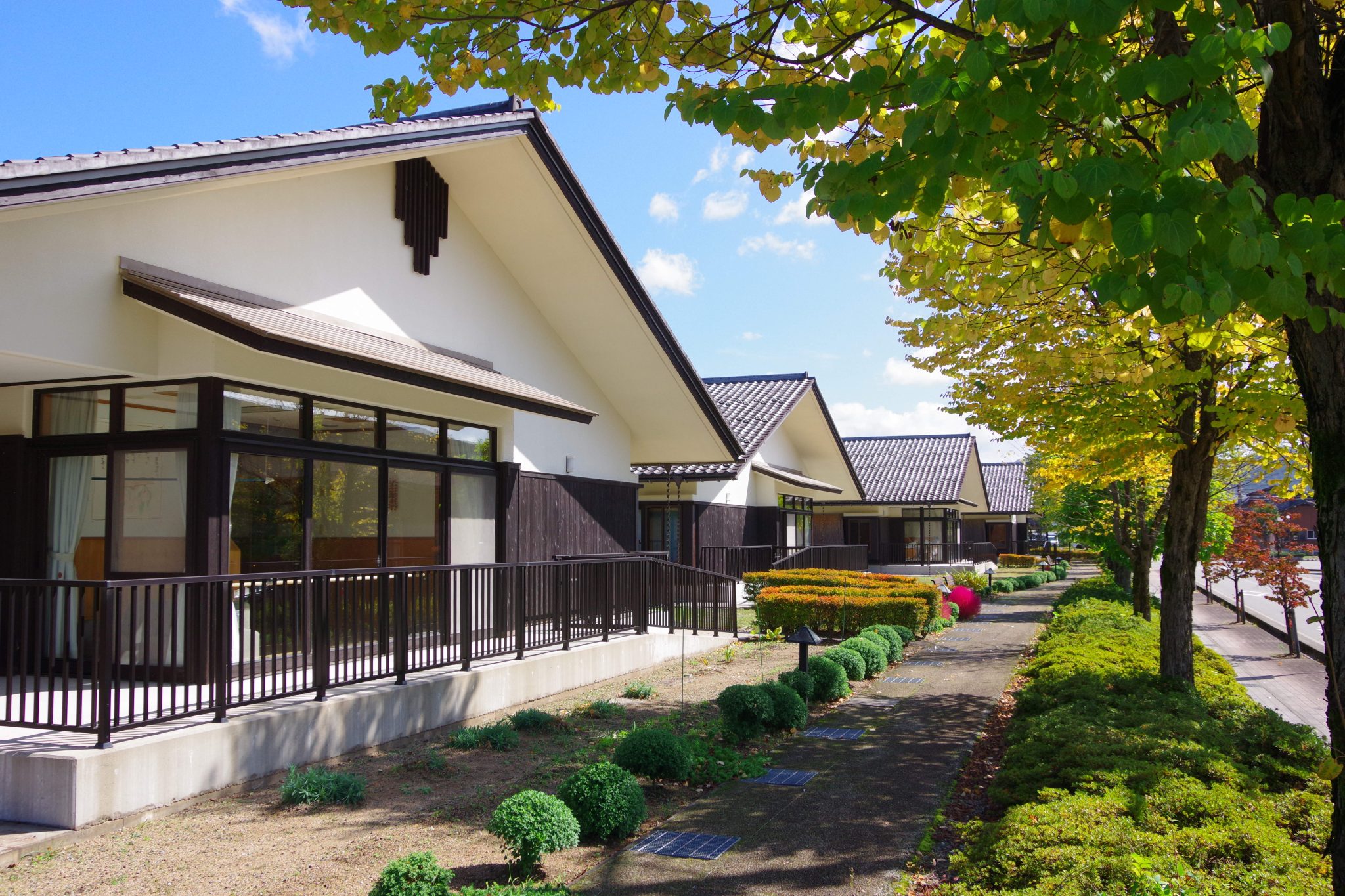 施設の外観。白と黒を基調とした和モダンデザインの建物群が見える。